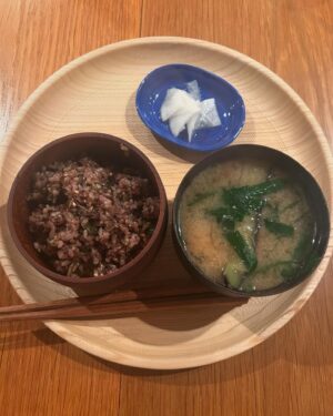 Megumi Instagram - 年末年始かなり会食があったので、若玄米で身体をリセットしました！
10日間若玄米と野菜沢山のお味噌汁のみをひたすら頂きます。
咀嚼は一口に100回目標❤️‍🔥

今日で最終日なんですが、ウエストのラインがかなり
変わり、頭がクリアで身体がめちゃくちゃ楽！！
@yuko.hagino 先生！いつもサポートありがとうございます！
興味ある方は是非やってみてねー💕