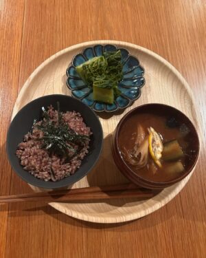 Megumi Instagram - 年末年始かなり会食があったので、若玄米で身体をリセットしました！
10日間若玄米と野菜沢山のお味噌汁のみをひたすら頂きます。
咀嚼は一口に100回目標❤️‍🔥

今日で最終日なんですが、ウエストのラインがかなり
変わり、頭がクリアで身体がめちゃくちゃ楽！！
@yuko.hagino 先生！いつもサポートありがとうございます！
興味ある方は是非やってみてねー💕