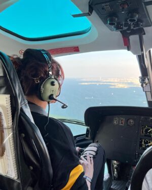 Mehwish Hayat Instagram - Ladies and gentlemen - This is your captain speaking .. 🫡

#MehwishHayat #Helidubai #visitdubai