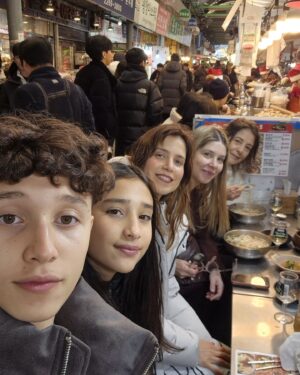 Mel Lisboa Instagram - Nosso Natal em Seul, Coreia! 🎄

@lunalisboa e @ricardozanatta nos recebendo ❤️

Seul - Coreia. Dezembro, 2024. Rolo #3

#Seul #seoul #coreia #korea #familia #ferias #holidays