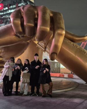 Mel Lisboa Instagram - Nosso Natal em Seul, Coreia! 🎄

@lunalisboa e @ricardozanatta nos recebendo ❤️

Seul - Coreia. Dezembro, 2024. Rolo #3

#Seul #seoul #coreia #korea #familia #ferias #holidays