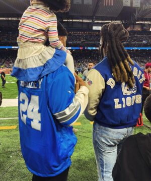 Melanie Fiona Instagram - Dear Cameron and Kaia, 
Your Mom and Dad are lit. 😎

Life is really a trip 👣…. Literally. You never know why and where the path you’re taking is leading you… until you get there. 

15 years ago, one of my biggest accomplishments as a new artist, was performing during the halftime show at the legendary Thanksgiving Day Football game on Ford Field, in Detroit. 

Today, my success on this field is this picture right here. Standing proud witnessing my husband hit new heights of his own professional accomplishments and making unforgettable memories together with our children. 

It didn’t really hit me until I was out on that field again, what a full circle moment it would be for me… and how that circle is beautifully fulfilled by both my career and my family life. ♾️ 

Thankful for it all… and especially thankful to young MF. Every step and stumble got us here. You did good BB girl 💜🥹

Also, s/o to the ⭐️ that is @shaboozey, and congrats on an incredible halftime performance yesterday!!! When it’s up… it’s up! Keep going 🚀

Go Lions! 💙🏆
