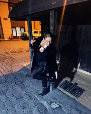 Melisa Doğu Instagram - 🍒2025’in ilk kaydırak post serisi gelsin mi o zaman❓XOXO 💋