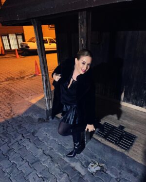 Melisa Doğu Instagram - 🍒2025’in ilk kaydırak post serisi gelsin mi o zaman❓XOXO 💋