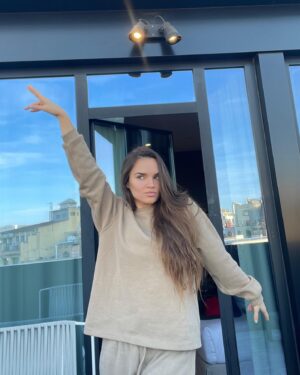 Melody Ruiz Instagram - Qué poquito falta!!!🔥💥 
Disfrutando unos días en Barcelona! @negrescoprincess @idolyagency_official