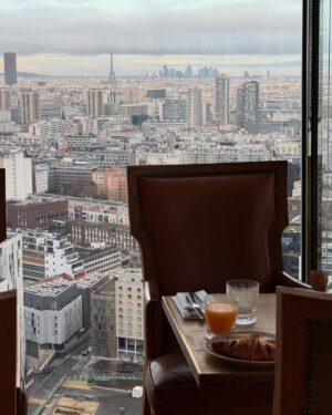 Melyssa Pinto Instagram - Resumiendo no supero lo bonita que ha sido nuestra habitación en @toohotelparis , no supero las vistas y no supero la última foto. Paris, je t’aime!