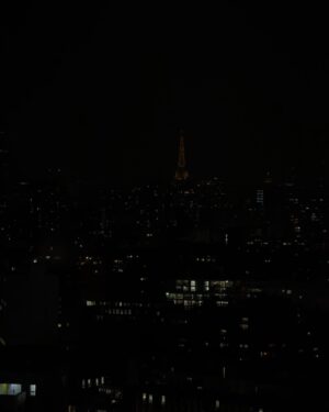 Melyssa Pinto Instagram - Resumiendo no supero lo bonita que ha sido nuestra habitación en @toohotelparis , no supero las vistas y no supero la última foto. Paris, je t’aime!
