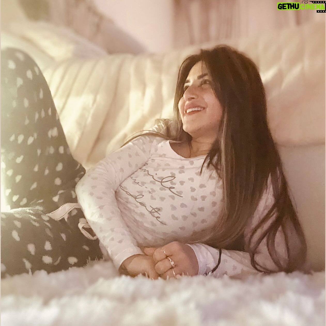 Menna Fadali - 64.6K Likes - سنه كان فيها الحلو والوحش برضو بس دايما بقول الحمدلله علي كل حاجه تيجي 🙏🏼 بس دايما لازم يكون عندنا امل في الحياه مهما كان اللي بنمر بي دايما نقول يا رب و ربنا كبير ممكن ظروفنا مش شبه بعض وحياه كل شخص غير التاني بس في الاخر كلنا واحد واحنا اللي بنغير و بنختار حياتنا اللي احنا عاوزنها …… اللي عاوزه اقولو من كل ده ان مفيش حاجه حتتغير غيرنا احنا بنموت و بيتولد غيرنا في مجتمع و تفكير تاني غيرنا نحاول نحمد ربنا علي اي حاجه ربنا مديهالنا 🙏🏼🙏🏼🙏🏼 أنا ب البنسبالي كانت سنه فيها شغل اه و سفر و حاجات كتير بس كان فيها اوحش حاجه اني امي جالها سرطان و عشت فتره صعبه برغم انها كانت في المستشفي كنت بصور في نفس الوقت و مكنتش بنام يعني في الاخر الحمدلله علي كل شئ ❤️ كل سنه وانتم طيبين و سنه سعيده عليكم يا رب و علي كل أحبابكم وكل اللي نفسه في حاجه تتحقق يا رب 🤲🏼 شكرا لكل حد وقف جنبي او ساعدني من بعيد او قريب شكرا لكل الناس اللي اشتغلت معاهم و يا رب دايما اكون عند حسن ظنكم في شغلي❤️❤️❤️ شكرا لجمهوري و الفانز و الإعلاميين و كل الناس اللي بتشجعني دايما ❤️❤️❤️❤️❤️❤️