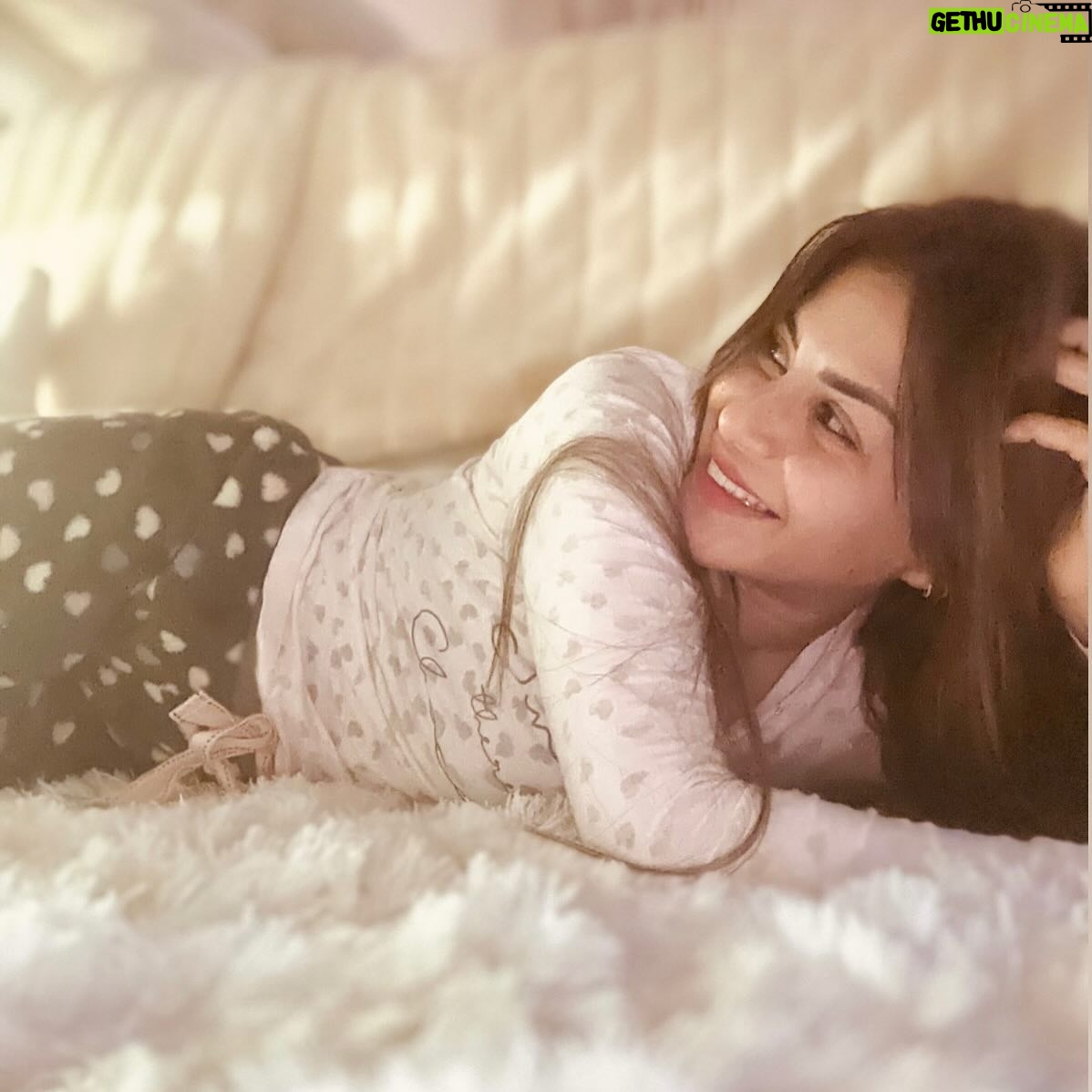 Menna Fadali - 64.6K Likes - سنه كان فيها الحلو والوحش برضو بس دايما بقول الحمدلله علي كل حاجه تيجي 🙏🏼 بس دايما لازم يكون عندنا امل في الحياه مهما كان اللي بنمر بي دايما نقول يا رب و ربنا كبير ممكن ظروفنا مش شبه بعض وحياه كل شخص غير التاني بس في الاخر كلنا واحد واحنا اللي بنغير و بنختار حياتنا اللي احنا عاوزنها …… اللي عاوزه اقولو من كل ده ان مفيش حاجه حتتغير غيرنا احنا بنموت و بيتولد غيرنا في مجتمع و تفكير تاني غيرنا نحاول نحمد ربنا علي اي حاجه ربنا مديهالنا 🙏🏼🙏🏼🙏🏼 أنا ب البنسبالي كانت سنه فيها شغل اه و سفر و حاجات كتير بس كان فيها اوحش حاجه اني امي جالها سرطان و عشت فتره صعبه برغم انها كانت في المستشفي كنت بصور في نفس الوقت و مكنتش بنام يعني في الاخر الحمدلله علي كل شئ ❤️ كل سنه وانتم طيبين و سنه سعيده عليكم يا رب و علي كل أحبابكم وكل اللي نفسه في حاجه تتحقق يا رب 🤲🏼 شكرا لكل حد وقف جنبي او ساعدني من بعيد او قريب شكرا لكل الناس اللي اشتغلت معاهم و يا رب دايما اكون عند حسن ظنكم في شغلي❤️❤️❤️ شكرا لجمهوري و الفانز و الإعلاميين و كل الناس اللي بتشجعني دايما ❤️❤️❤️❤️❤️❤️