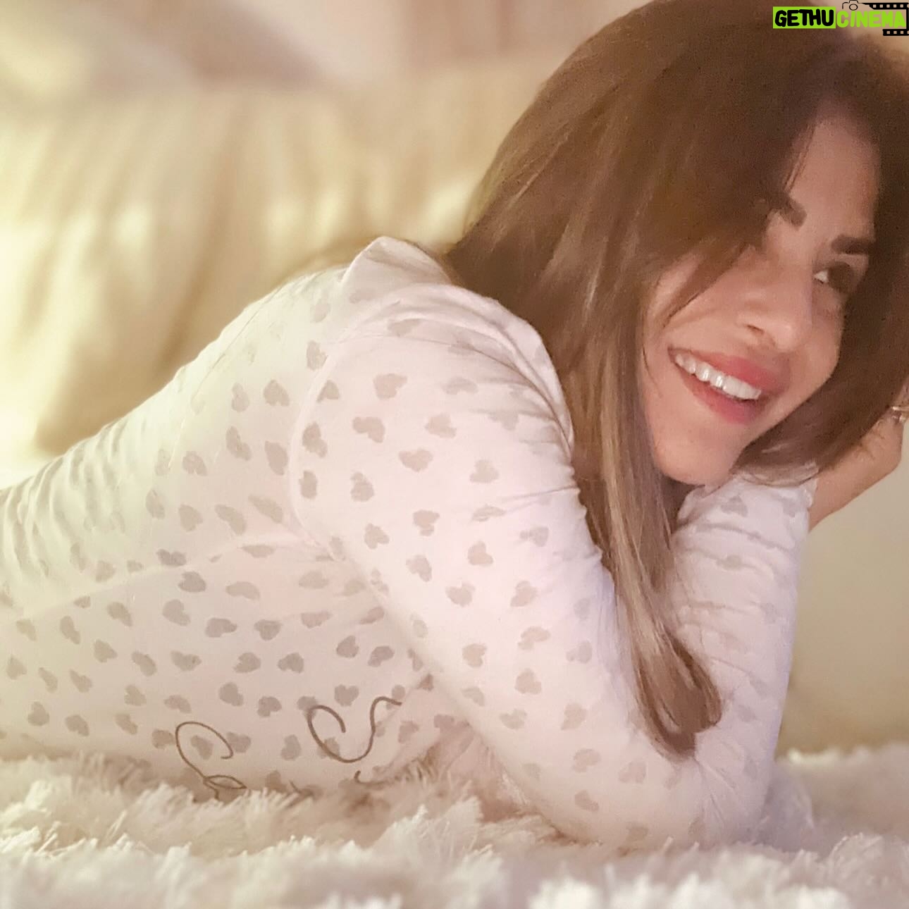 Menna Fadali - 64.6K Likes - سنه كان فيها الحلو والوحش برضو بس دايما بقول الحمدلله علي كل حاجه تيجي 🙏🏼 بس دايما لازم يكون عندنا امل في الحياه مهما كان اللي بنمر بي دايما نقول يا رب و ربنا كبير ممكن ظروفنا مش شبه بعض وحياه كل شخص غير التاني بس في الاخر كلنا واحد واحنا اللي بنغير و بنختار حياتنا اللي احنا عاوزنها …… اللي عاوزه اقولو من كل ده ان مفيش حاجه حتتغير غيرنا احنا بنموت و بيتولد غيرنا في مجتمع و تفكير تاني غيرنا نحاول نحمد ربنا علي اي حاجه ربنا مديهالنا 🙏🏼🙏🏼🙏🏼 أنا ب البنسبالي كانت سنه فيها شغل اه و سفر و حاجات كتير بس كان فيها اوحش حاجه اني امي جالها سرطان و عشت فتره صعبه برغم انها كانت في المستشفي كنت بصور في نفس الوقت و مكنتش بنام يعني في الاخر الحمدلله علي كل شئ ❤️ كل سنه وانتم طيبين و سنه سعيده عليكم يا رب و علي كل أحبابكم وكل اللي نفسه في حاجه تتحقق يا رب 🤲🏼 شكرا لكل حد وقف جنبي او ساعدني من بعيد او قريب شكرا لكل الناس اللي اشتغلت معاهم و يا رب دايما اكون عند حسن ظنكم في شغلي❤️❤️❤️ شكرا لجمهوري و الفانز و الإعلاميين و كل الناس اللي بتشجعني دايما ❤️❤️❤️❤️❤️❤️