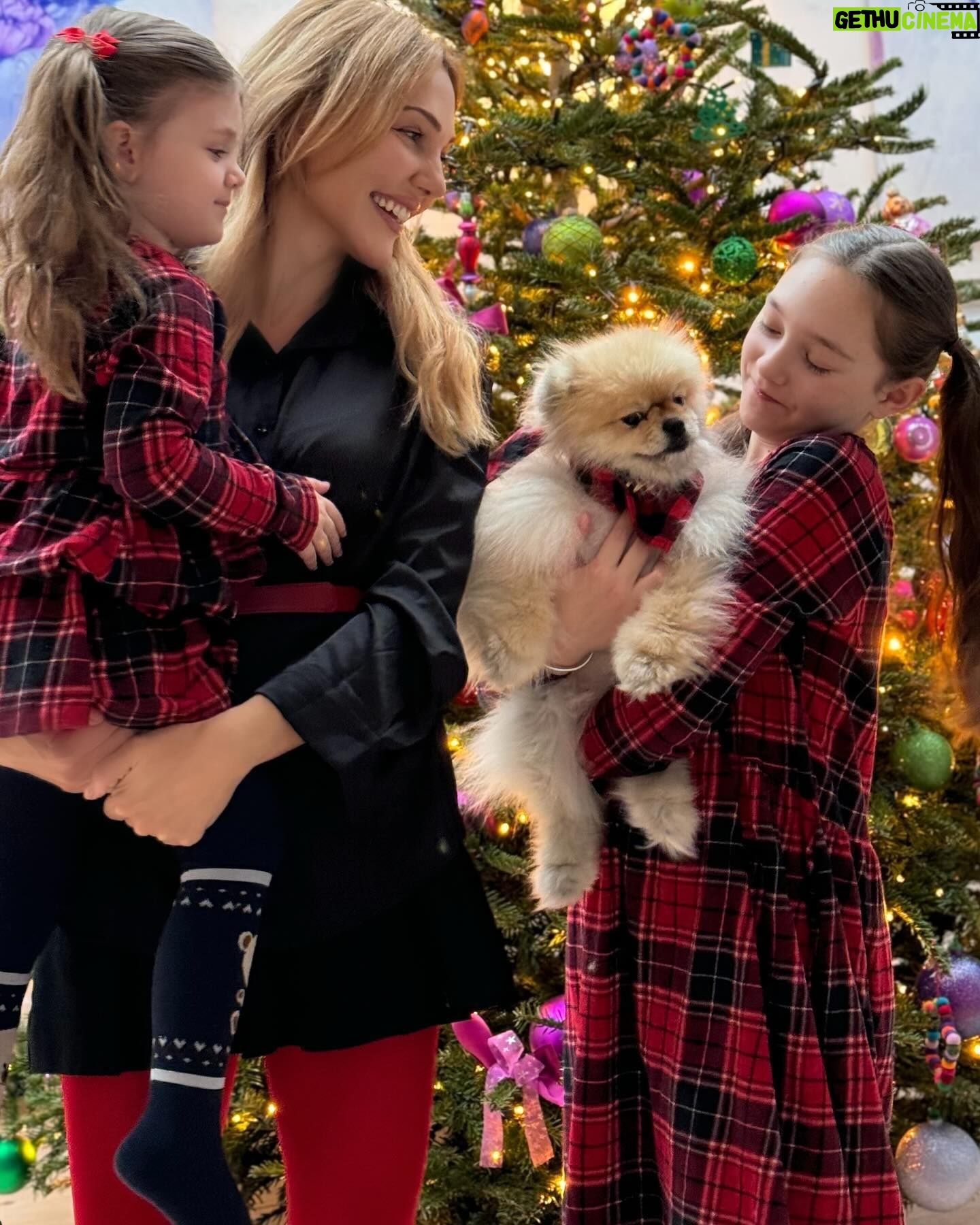 Meryem Uzerli - 233.3K Likes - 🎅 🎄 🎁 ❤️