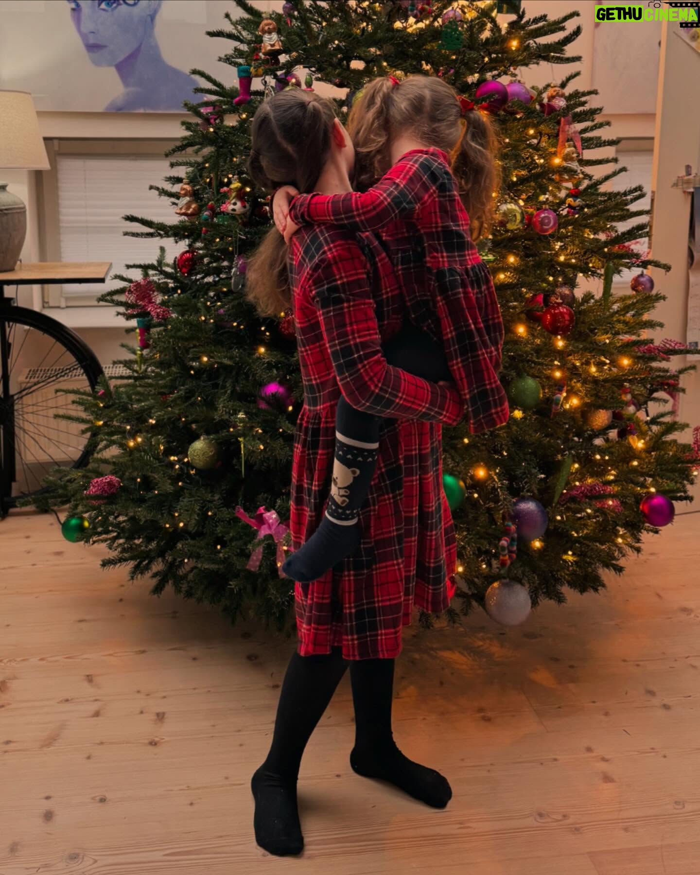 Meryem Uzerli - 233.3K Likes - 🎅 🎄 🎁 ❤️