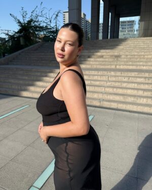 Michelle Carvalho Instagram - Podrán decir que no cumplo con el cuerpo que se espera para usar una transparencia, pero realmente en este minuto es lo menos relevante…
Estoy haciendo todo lo que por mucho tiempo me impedí hacer únicamente por el “qué dirán” 😉
Si nos aferramos a eso, no avanzaremos con nuestros propios propósitos y más aún, dejamos de lado nuestra felicidad. El primer paso para salir de la zona de confianza lo tenemos que dar y luego de eso no hay retorno 😌☺️

Gracias @nicolettavalentina por apoyarme en todas 🫰
Make up por @javiera_makeup