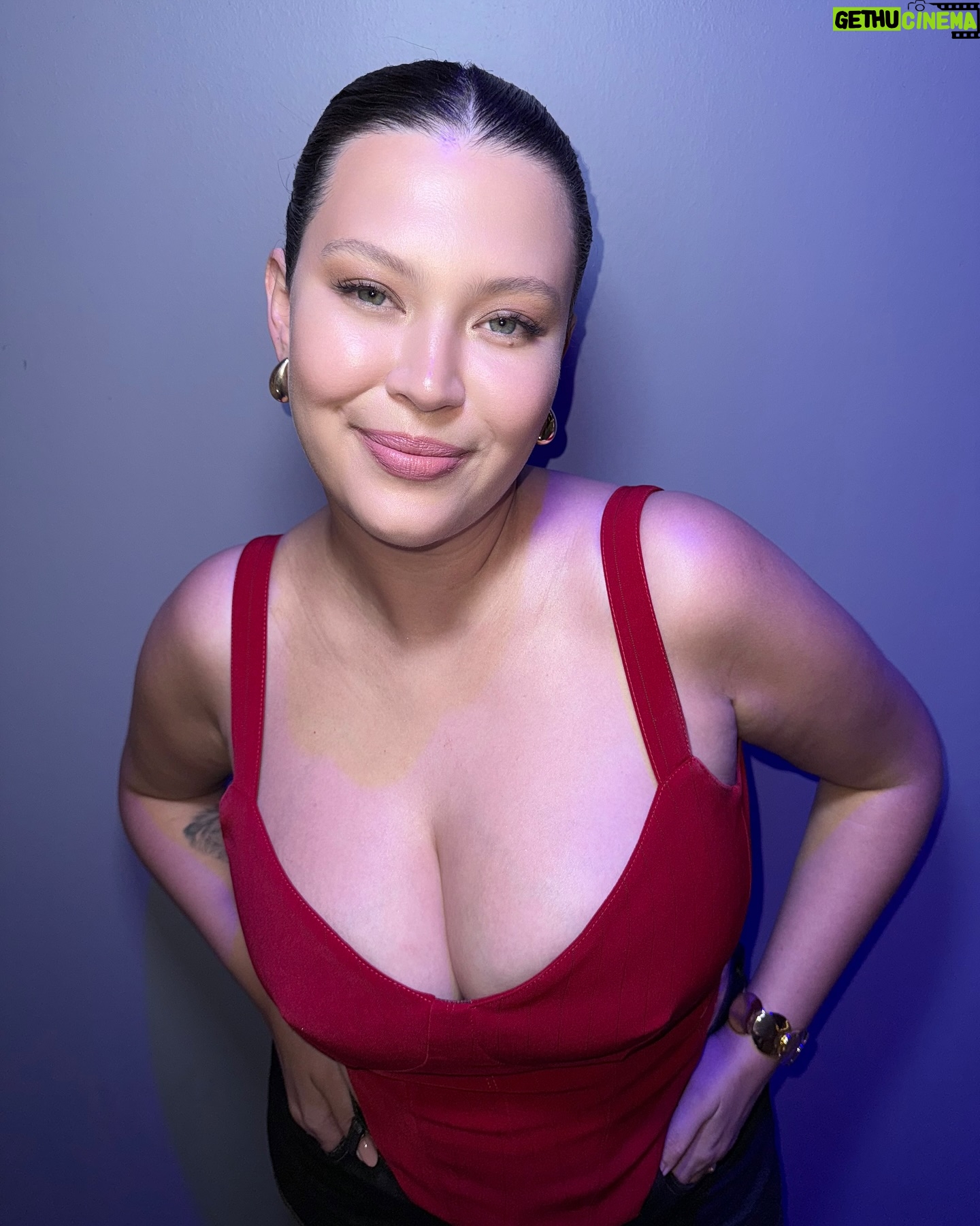 Michelle Carvalho - 234K Likes - Y sin darme cuenta llegué al 1.6MM de seguidores 🔥
Pero no es la única razón para celebrar ❤️ siento gratitud y valoro cada mensaje y cariño que me entregan a diario. Sepan que ustedes son responsables de cada éxito 🫰
Pero hay más cosas buenas por contar! 😊 la próxima semana tendré mi primera cita con una psicóloga y estoy emocionada por comenzar con la terapia 🫰
Pd: probé el clean look y ahora no me lo quiero sacar más jajaja😌
Mi look perrísimo es de @nicolettavalentina, dándome toda la seguridad y confianza que necesito 🔥
Y mi maquillaje y pelo hermoso es obra de @claudiavictoriano.cl