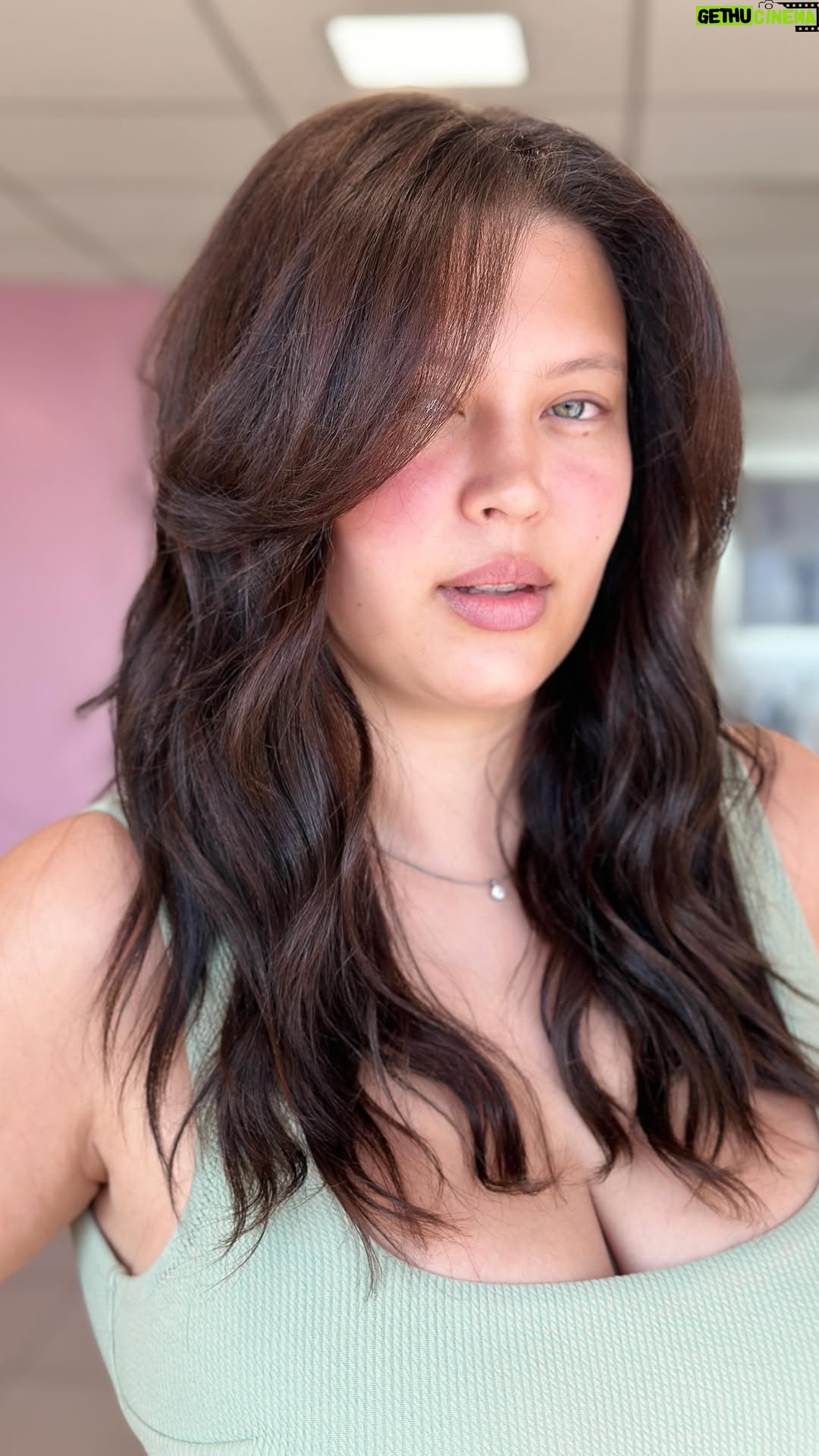 Michelle Carvalho - 108.5K Likes - Llegó el día 🥹 real me vendieron las cosas, menos mi sillón de @decomatch.cl que lo amo, estoy segura que mis amigos no lo vendieron porque me lo hicieron a medida y con el color y textura exacto que yo quería, pero miren, se arrepintieron y me decoraron el dpto completo nuevamente jajajaja 😂
Por más amigos como los míos 🫰 presentes en las buenas y en las malas ❤️
Gracias @decomatch.cl por hacerlo tan lindo para mi 🫰