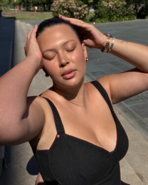 Michelle Carvalho Instagram - Tu chica de la capital retomando sus labores 🖤 lista para lo que se viene 🫰

Los siguientes días serán bélicos! Atentos porque estaré alimentando a mis tamagotchis con full contenido 🫰