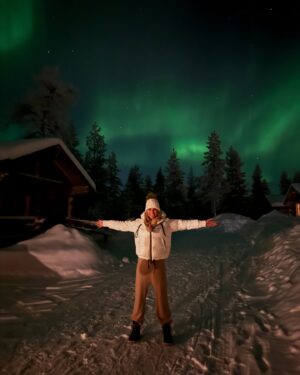 Michelle Hunziker Instagram - Quante sere abbiamo sognato con le mie bambine di vedere le aurore boreali dal vivo…di essere così fortunate da intraprendere un viaggio di 4 gg e poter assistere ad uno degli spettacoli più belli della natura…abbiamo pianto insieme dalla gioia e ce lo ricorderemo per sempre…❤️