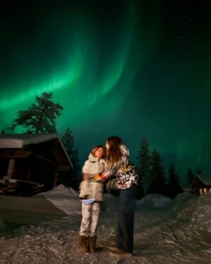 Michelle Hunziker Instagram - Quante sere abbiamo sognato con le mie bambine di vedere le aurore boreali dal vivo…di essere così fortunate da intraprendere un viaggio di 4 gg e poter assistere ad uno degli spettacoli più belli della natura…abbiamo pianto insieme dalla gioia e ce lo ricorderemo per sempre…❤️