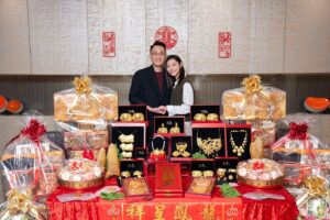 Michelle Wai Instagram - 原來過大禮係咁嘅感覺㗎 @drkenleychau ❤️❤️ 

#終於有時間搞吓婚禮嘢
#船到橋頭自然直
#多謝整個過大禮團隊

過大禮: @shwedding.store @premierfoodhk
大妗姐: @sh.daikumjei
金器: @emperorjewellery
餅咭: @keewahbakery @lucullus_hk
攝影及錄影工作人員團隊: @luxi.pro