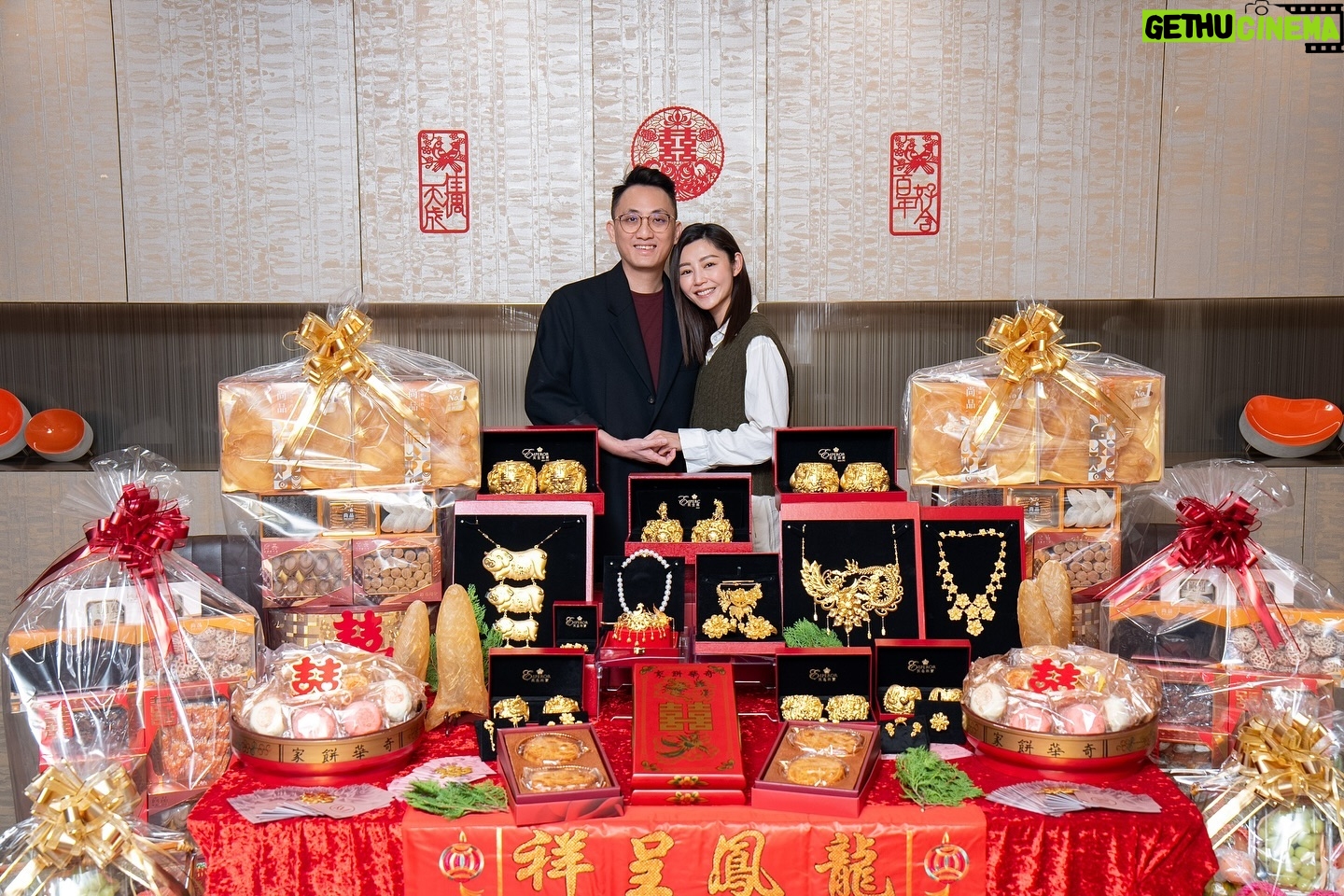 Michelle Wai - 40.1K Likes - 原來過大禮係咁嘅感覺㗎 @drkenleychau ❤️❤️
#終於有時間搞吓婚禮嘢
#船到橋頭自然直
#多謝整個過大禮團隊
過大禮: @shwedding.store @premierfoodhk
大妗姐: @sh.daikumjei
金器: @emperorjewellery
餅咭: @keewahbakery @lucullus_hk
攝影及錄影工作人員團隊: @luxi.pro