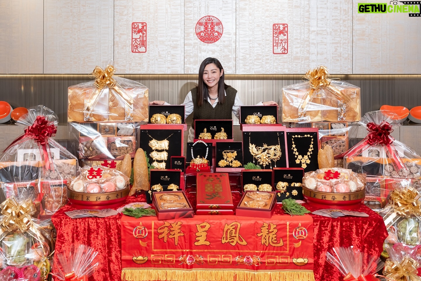 Michelle Wai - 40.1K Likes - 原來過大禮係咁嘅感覺㗎 @drkenleychau ❤️❤️
#終於有時間搞吓婚禮嘢
#船到橋頭自然直
#多謝整個過大禮團隊
過大禮: @shwedding.store @premierfoodhk
大妗姐: @sh.daikumjei
金器: @emperorjewellery
餅咭: @keewahbakery @lucullus_hk
攝影及錄影工作人員團隊: @luxi.pro