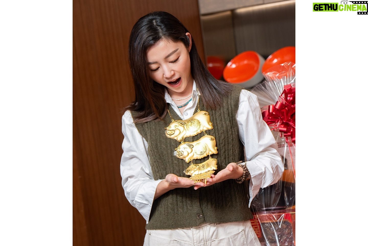 Michelle Wai - 40.1K Likes - 原來過大禮係咁嘅感覺㗎 @drkenleychau ❤️❤️
#終於有時間搞吓婚禮嘢
#船到橋頭自然直
#多謝整個過大禮團隊
過大禮: @shwedding.store @premierfoodhk
大妗姐: @sh.daikumjei
金器: @emperorjewellery
餅咭: @keewahbakery @lucullus_hk
攝影及錄影工作人員團隊: @luxi.pro