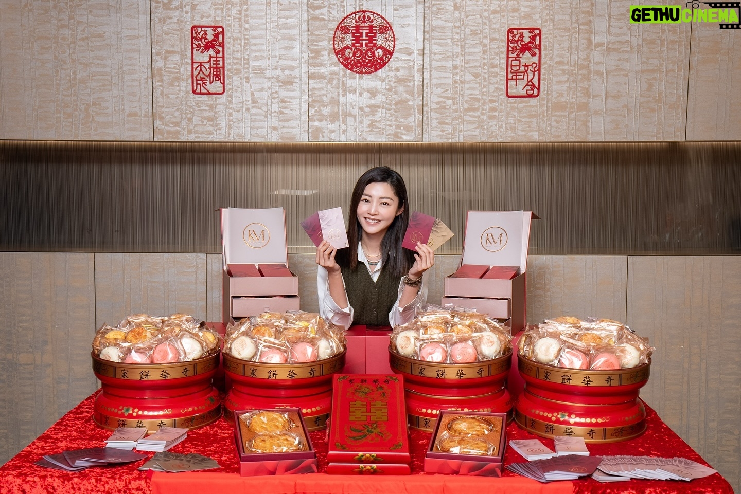 Michelle Wai - 40.1K Likes - 原來過大禮係咁嘅感覺㗎 @drkenleychau ❤️❤️
#終於有時間搞吓婚禮嘢
#船到橋頭自然直
#多謝整個過大禮團隊
過大禮: @shwedding.store @premierfoodhk
大妗姐: @sh.daikumjei
金器: @emperorjewellery
餅咭: @keewahbakery @lucullus_hk
攝影及錄影工作人員團隊: @luxi.pro