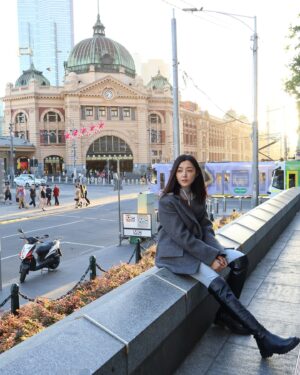 Michelle Wai Instagram - Hello 2025🤩!!!! 

#happynewyear 
#但仲有好多相未post 😝

Jacket: @sandroparis 
Boots: @sam_edelman_hk