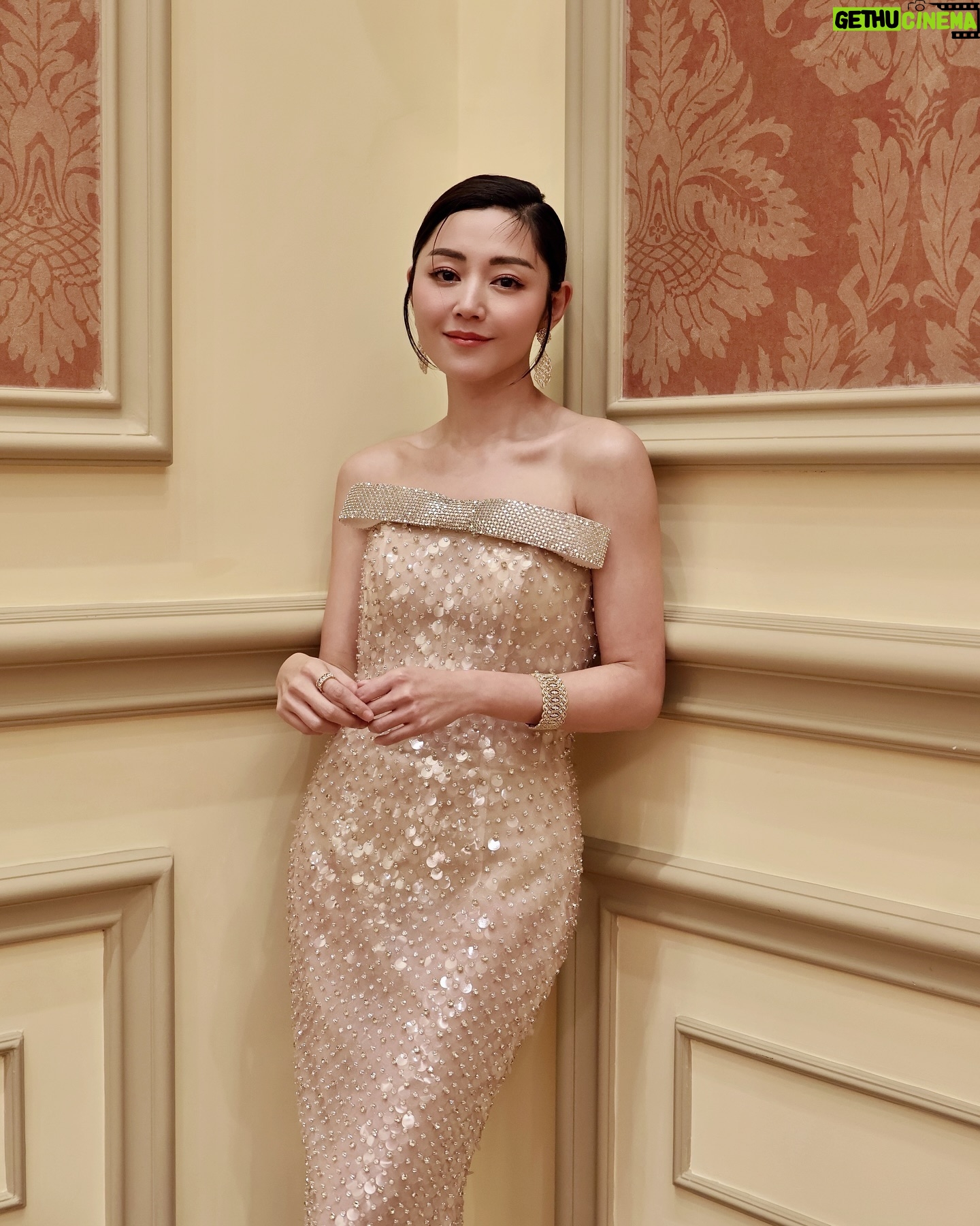 Michelle Wai - 13.3K Likes - 感恩2024年有郭文玥陪我走這一趟奇妙的旅程!2025繼續努力。❤️💪🏼
Styling: @rules.co @kwongbobo
Gown: @tobewed_official
Jewellery: @buccellatimilan
Heels: @giuseppezanotti
Hairstyling: @singsing113
Makeup: @make_up_by_mw
#破地獄 #TheLastDance
#Hello #2025