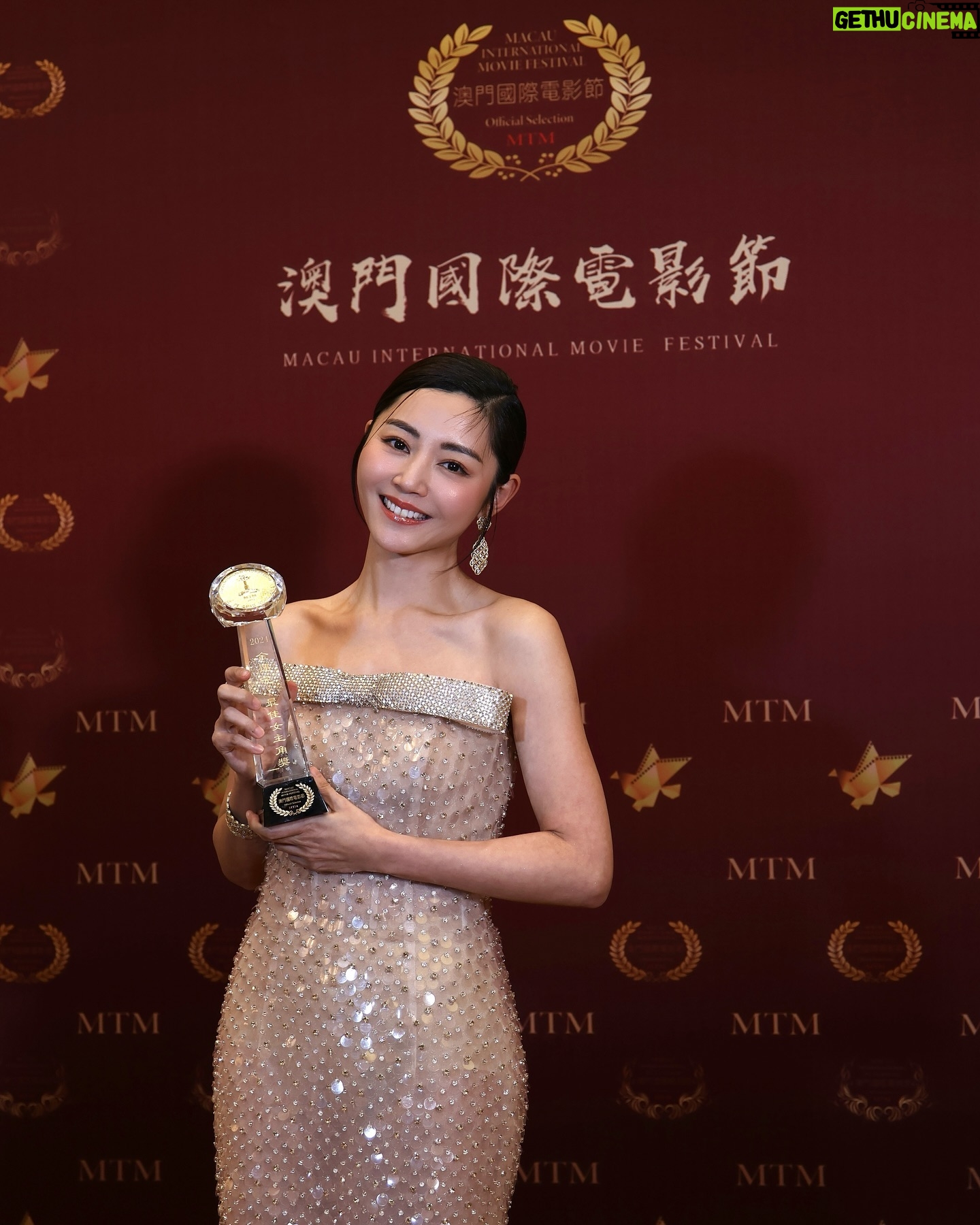 Michelle Wai - 13.3K Likes - 感恩2024年有郭文玥陪我走這一趟奇妙的旅程!2025繼續努力。❤️💪🏼
Styling: @rules.co @kwongbobo
Gown: @tobewed_official
Jewellery: @buccellatimilan
Heels: @giuseppezanotti
Hairstyling: @singsing113
Makeup: @make_up_by_mw
#破地獄 #TheLastDance
#Hello #2025