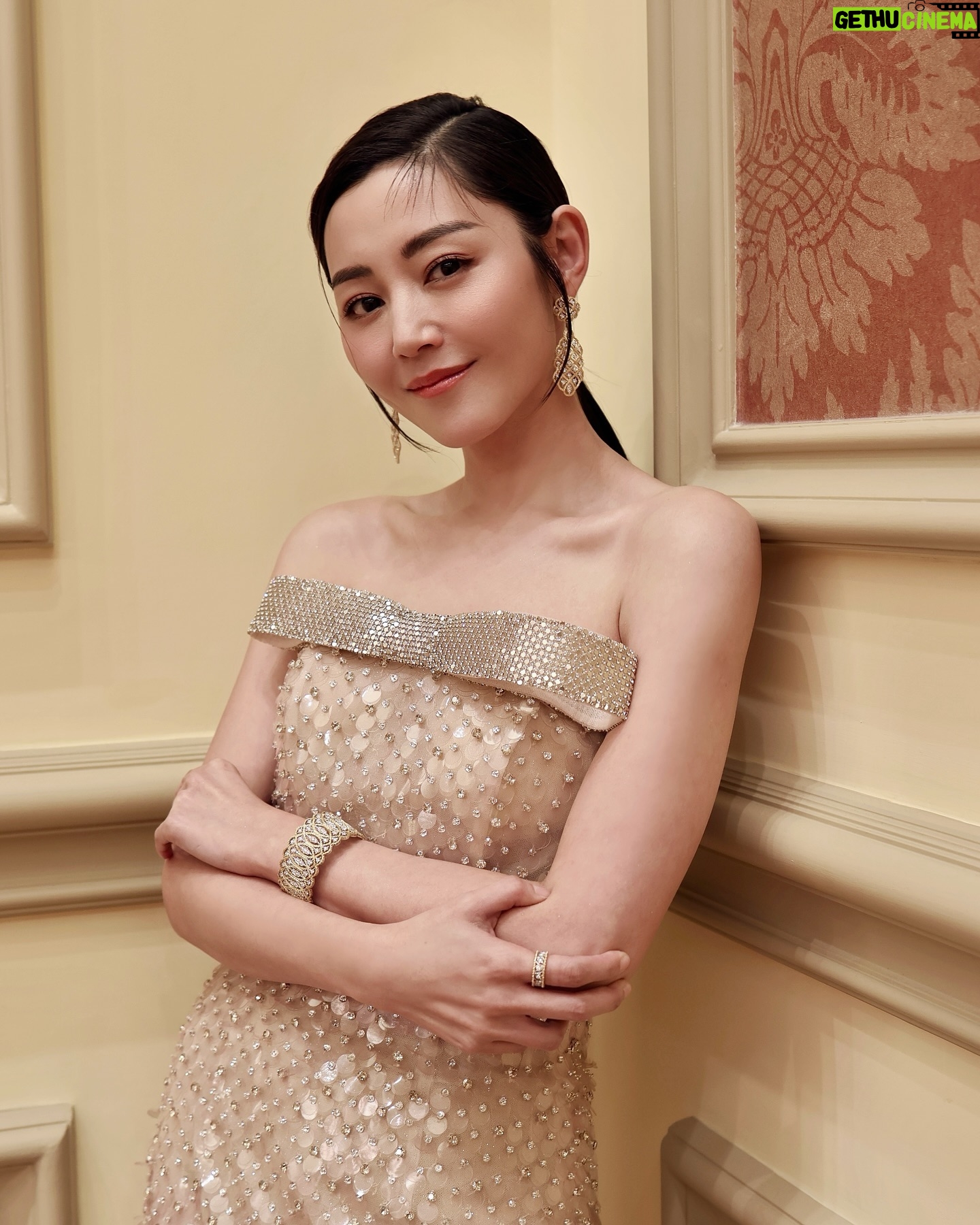 Michelle Wai - 13.3K Likes - 感恩2024年有郭文玥陪我走這一趟奇妙的旅程!2025繼續努力。❤️💪🏼
Styling: @rules.co @kwongbobo
Gown: @tobewed_official
Jewellery: @buccellatimilan
Heels: @giuseppezanotti
Hairstyling: @singsing113
Makeup: @make_up_by_mw
#破地獄 #TheLastDance
#Hello #2025