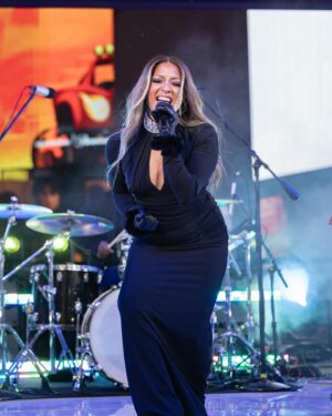 Mickey Guyton Instagram - I can’t think of a more iconic place to ring in the new year than @timessquarenyc! Performing last night was truly magical, 2025 already feels shiny and new. Thank you @cnn for having me. Happy new year, y’all!! 🫶🏾✨

📷: @michaelhullphoto

Outfit:
@cinqasept
@nadrijewelry 
@ow.collection

Styling:
@savannahkmendoza 

#cnnnye