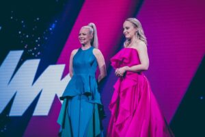 Miisa Rotola-Pukkila Instagram - Nyt se on tehty😭 Monen kuukauden valmistautuminen huipentui viikonloppuna UMK-finaaliin. Nousin Turun Logomon lavalle yhdessä Paula Vesalan kanssa juontamaan Suomen suurinta musiikkiohjelmaa ja rakastin joka ikistä hetkeä. ⁣
⁣
Kiitos YLE ja @uudenmusiikinkilpailu tästä kunniasta ja mahdollisuudesta. Kiitos erityisesti @eliaskoskimies , kun näit minussa jotain, mitä muut eivät vielä nähneet🙏🏻
⁣
Kiitos maailman paras juontopari @vesalaofficial , että sain jakaa tämän unohtumattoman kokemuksen sun kanssa💞⁣
⁣
Kiitos @teemumuurimaki @larioelina @vesasilver toinen toistaan upeammista muotiluomuksista, joita sain päälläni kantaa✨ Kiitos tuki ja turva, puvustaja Pirjo Valkeapää-Enbuske💕⁣
⁣
Kiitos @miia_ollula , että sait mut loistamaan lavalla ja @nearitala , että pysyin järjissäni kaiken jännityksen keskellä🙊💕⁣
⁣
Kiitos läheiset ja ihanimmat seuraajat kaikesta tuesta🙏🏻💖⁣
⁣
Ja tietysti paljon onnea @therasmusofficial !!🔥 Ja kaikki kilpailijat, veditte niin hyvin! Oon niin ylpeä kaikista😍⁣
⁣
Huh. Nyt lähden hiihtämään Keuruulle.⁣
⁣
Kuvat: Miikka Varila / YLE