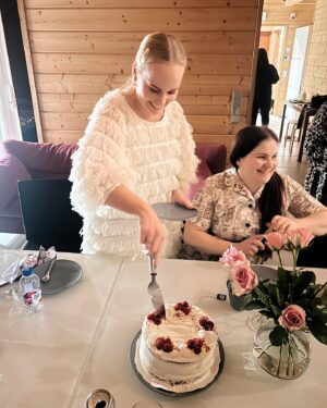 Miisa Rotola-Pukkila Instagram - Okei en tajua, miks en oo koskaan aiemmin pitänyt synttäreitä aikuisiällä, koska täähän oli aivan fantastista!!😭

Ekan kuvan perusteella tunnelma vaikuttaa jopa villiltä, mutta todellisuudessa viikonlopussa oli retriittifiilistä! Joogaa, saunomista, avantoa, hyviä keskusteluita ja ihanaa ruokaa. Iltatoimille ruvettiin jo siinä klo 23 maissa.😂❤️ Kiitos kaikki rakkaat ystävät mukanaolosta.🥹

Onnellinen kolmekymppinen täällä! Tulevalla my weekillä lisää tunnelmia synttäriviikolta! 🧘‍♀️🌲🌟🥂