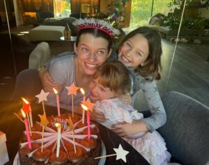 Milla Jovovich Instagram - Happy 17th Birthday to our queen @everanderson!!🥳 I remember looking at my newborn, my first baby and wondering what kind of a teenager she would be. Not even being able to imagine how this tiny, adorable, screaming being could develop into a rational, articulate human.😂 I knew you would be awesome, because I’m your mom, so I mean obviously💅🏼, but I could never imagine, not in a million years, what an intelligent, hilarious, talented and powerful young woman you would turn out to be! The journey I’ve watched you take has been the most mind blowing experience of my life. Seeing you grow and understand who you are and what you want, seeing you deal with difficult situations that seemed like they could swallow you up, but instead made you stronger and you managed to overcome. Seeing you make the choices that weren’t the easiest, but the ones that would help you develop into a more resilient, understanding and disciplined person have inspired and taught me so much more than I ever thought possible! I mean I’m the mom, you should be learning from me! Yet, I’m the one who learned so much from you. Everyday I wake up so grateful to be on this life adventure with you and everyday brings new knowledge and understanding that I never would have had without you showing me and teaching me. What an honor it’s been raising you. What a privilege to share this life together. I love you more than I can ever describe because my words are just a pale shadow of the feelings in my heart! Happy Birthday Ever! My fireheart!❤️‍🔥