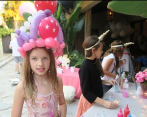 Milla Jovovich Instagram - Happy 17th Birthday to our queen @everanderson!!🥳 I remember looking at my newborn, my first baby and wondering what kind of a teenager she would be. Not even being able to imagine how this tiny, adorable, screaming being could develop into a rational, articulate human.😂 I knew you would be awesome, because I’m your mom, so I mean obviously💅🏼, but I could never imagine, not in a million years, what an intelligent, hilarious, talented and powerful young woman you would turn out to be! The journey I’ve watched you take has been the most mind blowing experience of my life. Seeing you grow and understand who you are and what you want, seeing you deal with difficult situations that seemed like they could swallow you up, but instead made you stronger and you managed to overcome. Seeing you make the choices that weren’t the easiest, but the ones that would help you develop into a more resilient, understanding and disciplined person have inspired and taught me so much more than I ever thought possible! I mean I’m the mom, you should be learning from me! Yet, I’m the one who learned so much from you. Everyday I wake up so grateful to be on this life adventure with you and everyday brings new knowledge and understanding that I never would have had without you showing me and teaching me. What an honor it’s been raising you. What a privilege to share this life together. I love you more than I can ever describe because my words are just a pale shadow of the feelings in my heart! Happy Birthday Ever! My fireheart!❤️‍🔥