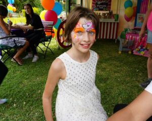Milla Jovovich Instagram - Happy 17th Birthday to our queen @everanderson!!🥳 I remember looking at my newborn, my first baby and wondering what kind of a teenager she would be. Not even being able to imagine how this tiny, adorable, screaming being could develop into a rational, articulate human.😂 I knew you would be awesome, because I’m your mom, so I mean obviously💅🏼, but I could never imagine, not in a million years, what an intelligent, hilarious, talented and powerful young woman you would turn out to be! The journey I’ve watched you take has been the most mind blowing experience of my life. Seeing you grow and understand who you are and what you want, seeing you deal with difficult situations that seemed like they could swallow you up, but instead made you stronger and you managed to overcome. Seeing you make the choices that weren’t the easiest, but the ones that would help you develop into a more resilient, understanding and disciplined person have inspired and taught me so much more than I ever thought possible! I mean I’m the mom, you should be learning from me! Yet, I’m the one who learned so much from you. Everyday I wake up so grateful to be on this life adventure with you and everyday brings new knowledge and understanding that I never would have had without you showing me and teaching me. What an honor it’s been raising you. What a privilege to share this life together. I love you more than I can ever describe because my words are just a pale shadow of the feelings in my heart! Happy Birthday Ever! My fireheart!❤️‍🔥