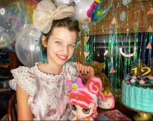 Milla Jovovich Instagram - Happy 17th Birthday to our queen @everanderson!!🥳 I remember looking at my newborn, my first baby and wondering what kind of a teenager she would be. Not even being able to imagine how this tiny, adorable, screaming being could develop into a rational, articulate human.😂 I knew you would be awesome, because I’m your mom, so I mean obviously💅🏼, but I could never imagine, not in a million years, what an intelligent, hilarious, talented and powerful young woman you would turn out to be! The journey I’ve watched you take has been the most mind blowing experience of my life. Seeing you grow and understand who you are and what you want, seeing you deal with difficult situations that seemed like they could swallow you up, but instead made you stronger and you managed to overcome. Seeing you make the choices that weren’t the easiest, but the ones that would help you develop into a more resilient, understanding and disciplined person have inspired and taught me so much more than I ever thought possible! I mean I’m the mom, you should be learning from me! Yet, I’m the one who learned so much from you. Everyday I wake up so grateful to be on this life adventure with you and everyday brings new knowledge and understanding that I never would have had without you showing me and teaching me. What an honor it’s been raising you. What a privilege to share this life together. I love you more than I can ever describe because my words are just a pale shadow of the feelings in my heart! Happy Birthday Ever! My fireheart!❤️‍🔥