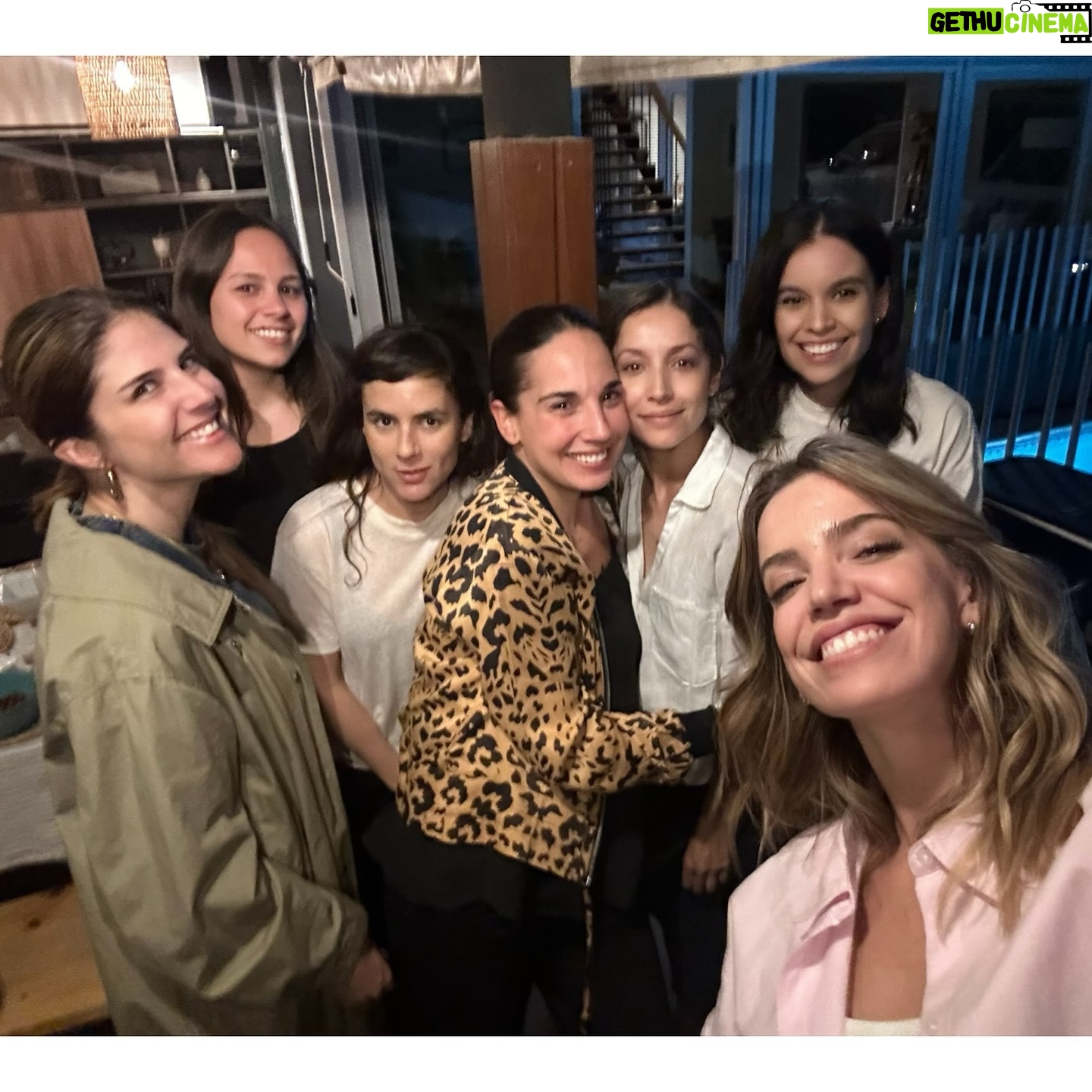 Millaray Viera - 19K Likes - No hice un resumen del 2024 porque terminé los últimos días del año en el lugar de las últimas fotos (toy bien). Me enfermé feíto, pero ahora estoy lista pa volver con todo😊. Les dejo recuerdos de las últimas semanas.
Manden amorcito a esta convaleciente porfi❤️