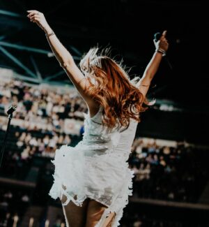 Mimi Webb Instagram - Love u 24 a dream was madeeee now 2025 I’m coming for yaaa 🚀🚀🚀