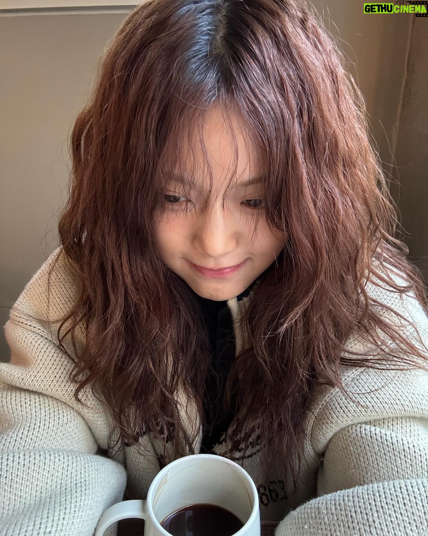 Min-seo - 9K Likes - 우히히!!
첫 눈 구경하러 혼커 타임…☕️☃️❄️🤍