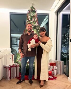 Mina Al Sheikhly Instagram - Merry Christmas 🎄🎁 

كل عام و انتو بالف خير مني و من عائلتي الصغيرة 🥹♥️ 

#myhappymoments #minasjourney