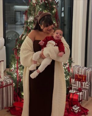 Mina Al Sheikhly Instagram - Merry Christmas 🎄🎁 

كل عام و انتو بالف خير مني و من عائلتي الصغيرة 🥹♥️ 

#myhappymoments #minasjourney