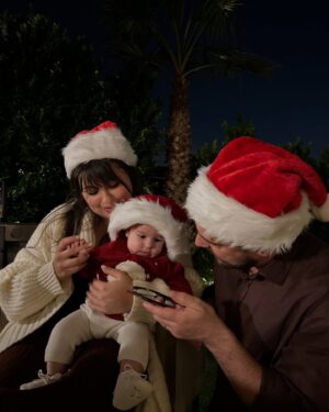 Mina Al Sheikhly Instagram - Merry Christmas 🎄🎁 

كل عام و انتو بالف خير مني و من عائلتي الصغيرة 🥹♥️ 

#myhappymoments #minasjourney