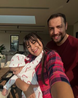 Mina Al Sheikhly Instagram - Merry Christmas 🎄🎁 

كل عام و انتو بالف خير مني و من عائلتي الصغيرة 🥹♥️ 

#myhappymoments #minasjourney