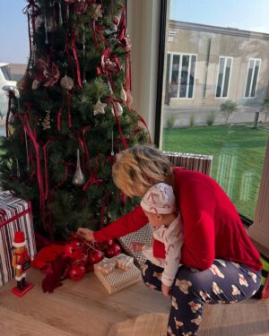 Mina Al Sheikhly Instagram - Merry Christmas 🎄🎁 

كل عام و انتو بالف خير مني و من عائلتي الصغيرة 🥹♥️ 

#myhappymoments #minasjourney