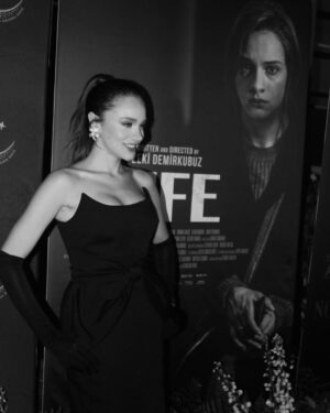 Miray Daner Instagram - HAYAT / LIFE

Ne geceydi ama ! 🖤

Sadece bir günlüğüne Los Angeles’a gittim, uçağı kaçırdım ve yolda hazırlandım. Ama tüm bu aksilikler şimdi harika anılara dönüştü ve bir sürü güzel insan tanımama vesile oldu. Emeği geçen herkese çok teşekkürler.  @htfdlosangeles 

Ve “HAYAT” yolumuz açık olsun ✨