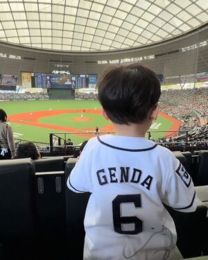 Misa Eto Instagram - ⁡

今シーズンの試合が全て終わりました⚾️
⁡
今年も沢山応援に行きました。
子どもたちも大興奮！！
特に息子は、昨年より野球を少しずつ理解してきたようで、ちゃんと座って試合を“なんとなーく"見てくれるように。
枝豆は必須ですが😂🫛
娘も球場の盛り上がりが分かるようで、成長を感じました。
⁡
今年も1年、たくさんの応援を本当にありがとうございました！
来シーズンも家族で全力応援します❤️‍🔥
⁡