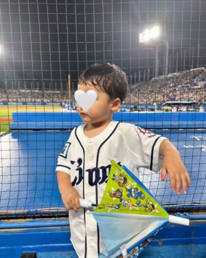 Misa Eto Instagram - ⁡

今シーズンの試合が全て終わりました⚾️
⁡
今年も沢山応援に行きました。
子どもたちも大興奮！！
特に息子は、昨年より野球を少しずつ理解してきたようで、ちゃんと座って試合を“なんとなーく"見てくれるように。
枝豆は必須ですが😂🫛
娘も球場の盛り上がりが分かるようで、成長を感じました。
⁡
今年も1年、たくさんの応援を本当にありがとうございました！
来シーズンも家族で全力応援します❤️‍🔥
⁡
