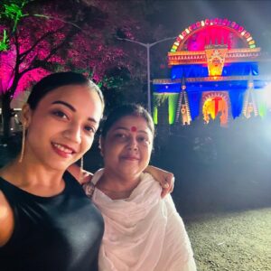 Mishti Basu Instagram - Pandal Hopping 🔥

#realpallavibasu #pujo #jagatdhatripuja #maa